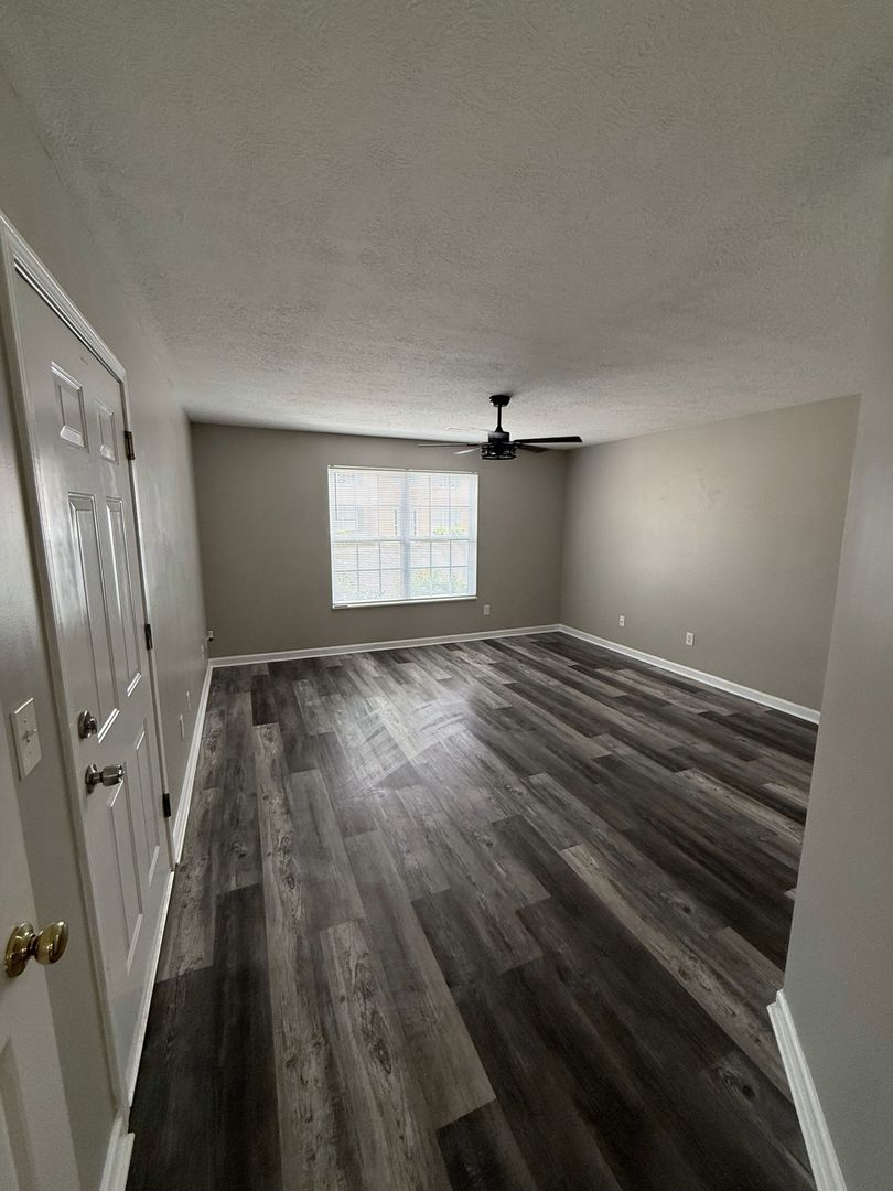 Knoxville House: 4825 Poplar Crest Way