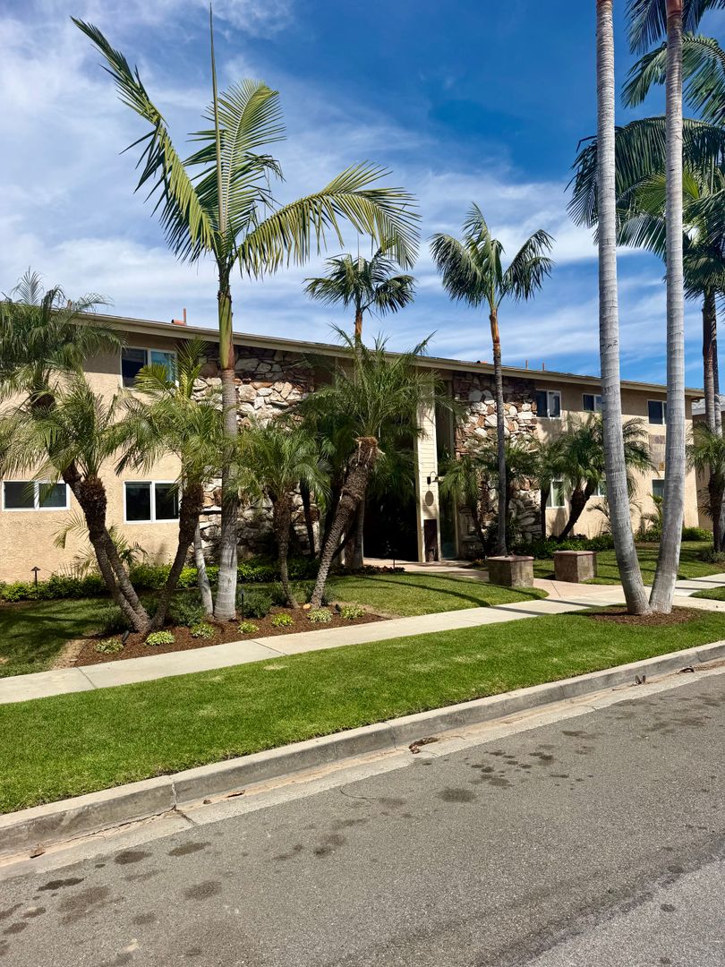 Los Alamitos Apartment: 4111 Howard Avenue
