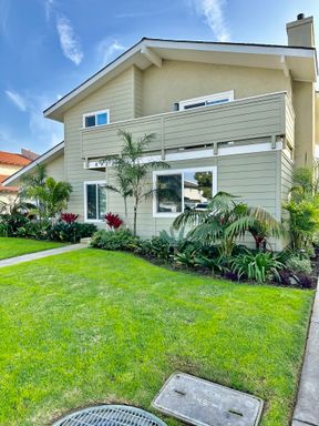 Huntington Harbor Area One Bedroom with Vaulted Ceilings and Garage – photo 1