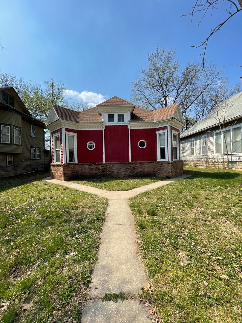 Emporia Apartment: 821 Market St.