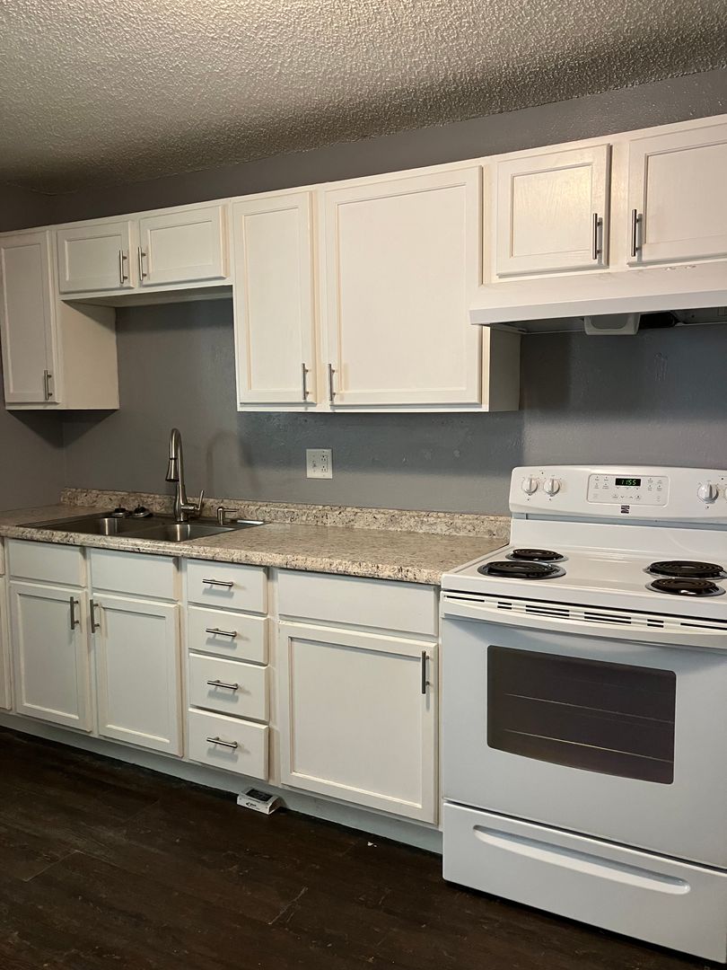 Emporia Apartment: 516 E 12th Ave