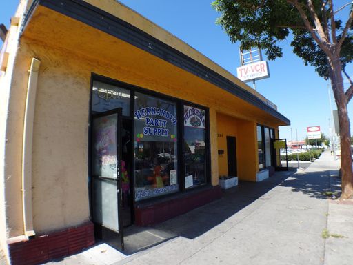 High Visibility Store Front Retail Space!
