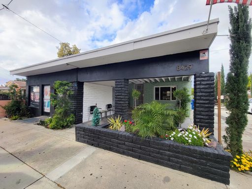 Charming 2-Bedroom, 2-Bathroom House in Prime Paramount Location on a Shared Lot!