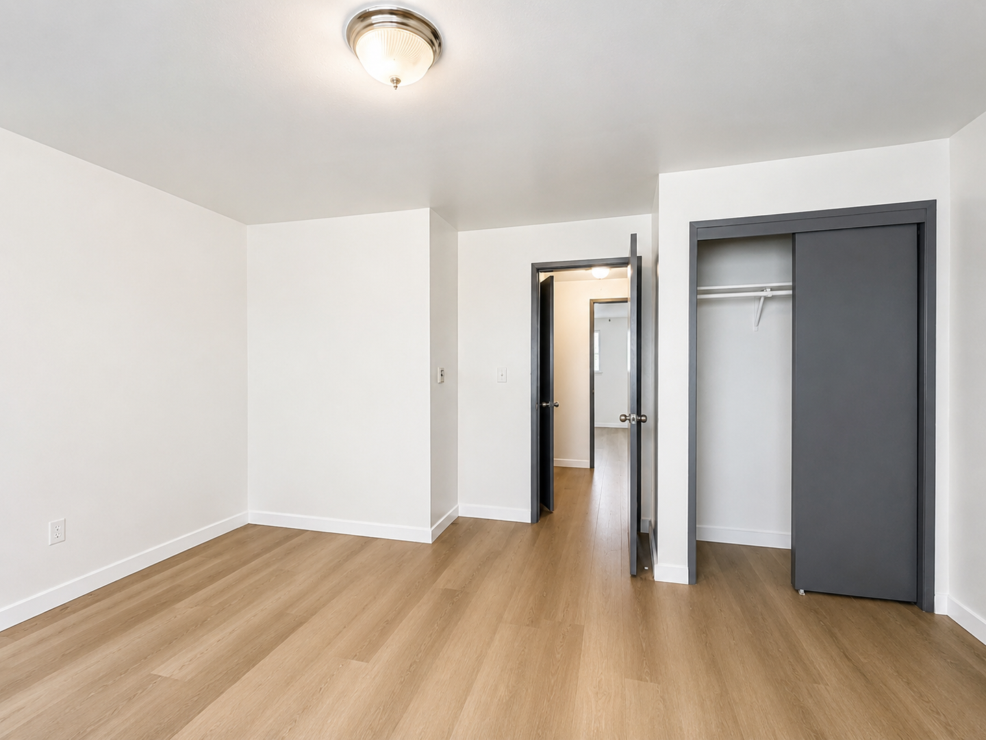 Kent Apartment: 703 Woodford Ave N