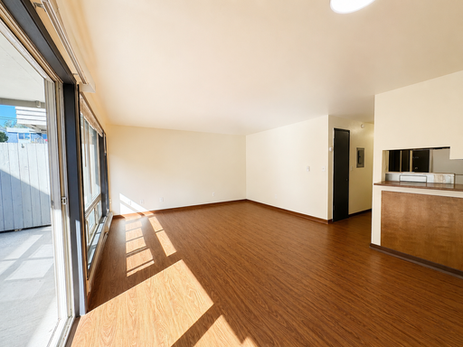 Bright 1 Bed / 1 Bath Apartment for Rent in North Seattle — Large Patio, Off-Street Parking, Near Green Lake & Fremont! – photo 1