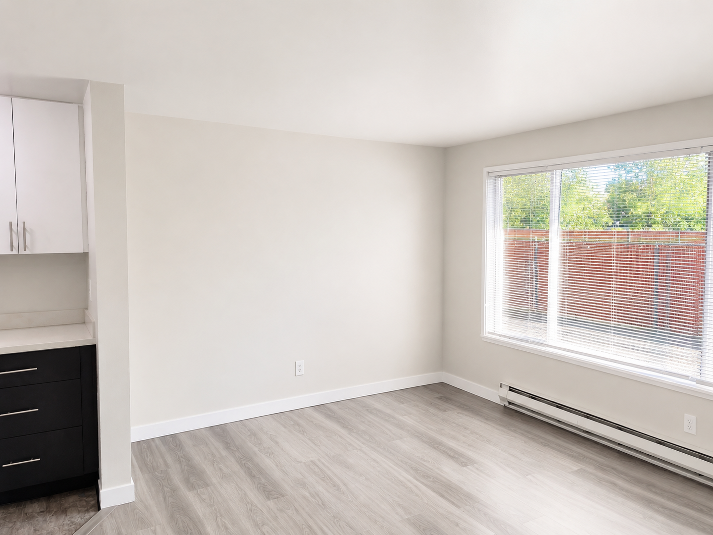 Kent Apartment: 703 Woodford Ave N