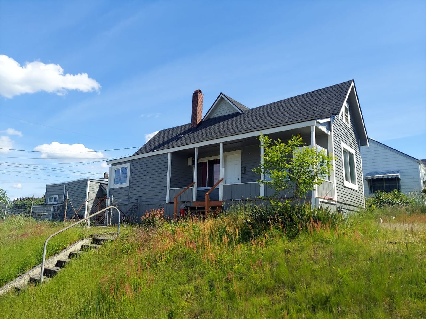 Tacoma House: 702 E Division Ln