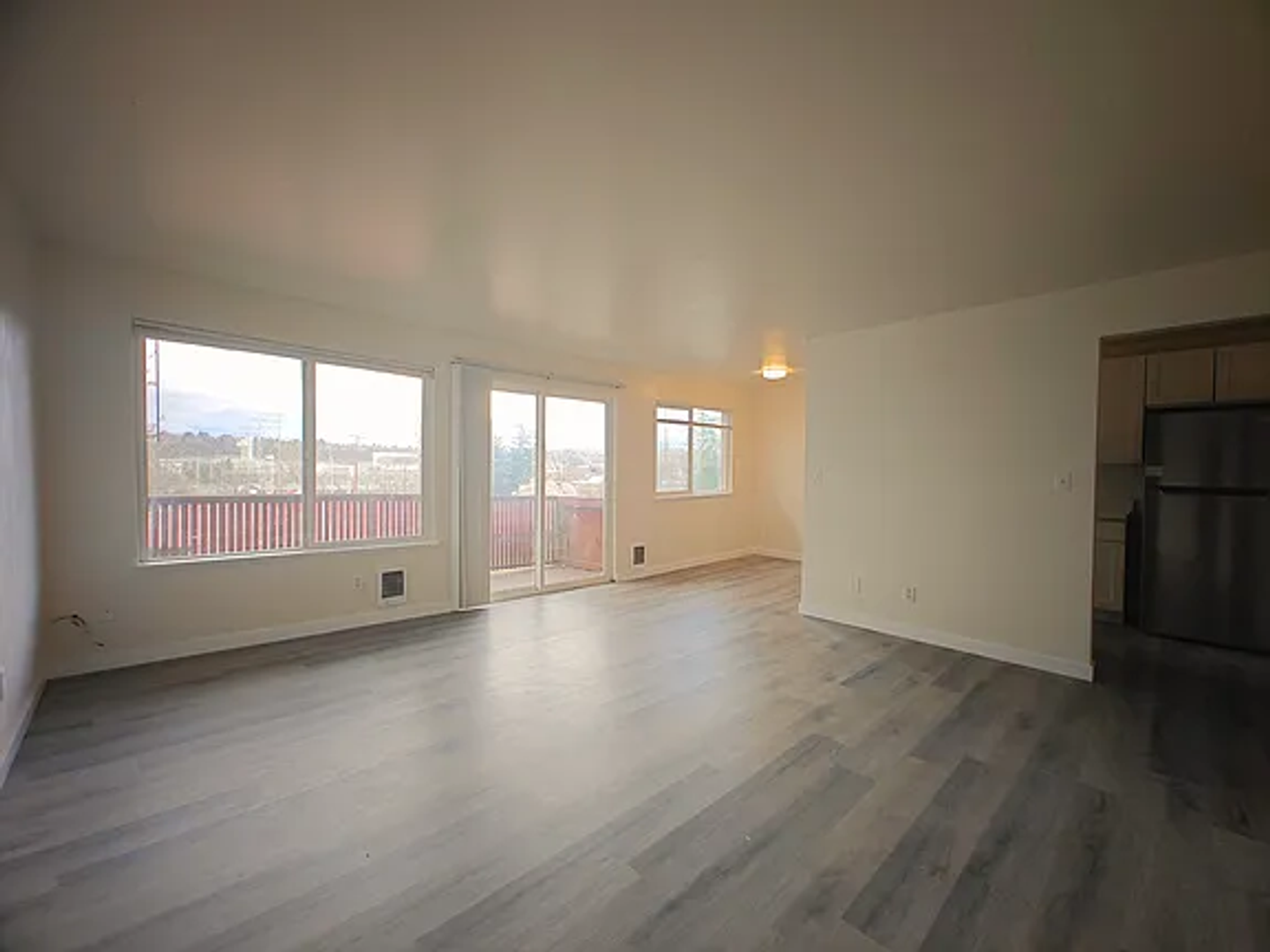 Seattle Apartment: 10002 Des Moines Memorial Dr. S