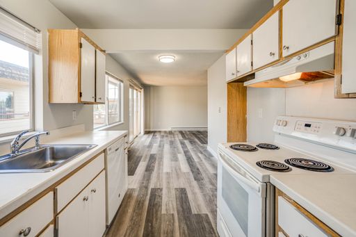 Top-Floor 1-Bedroom + Den/Office Near Kent Station | Balcony & Hardwood Floors – photo 1