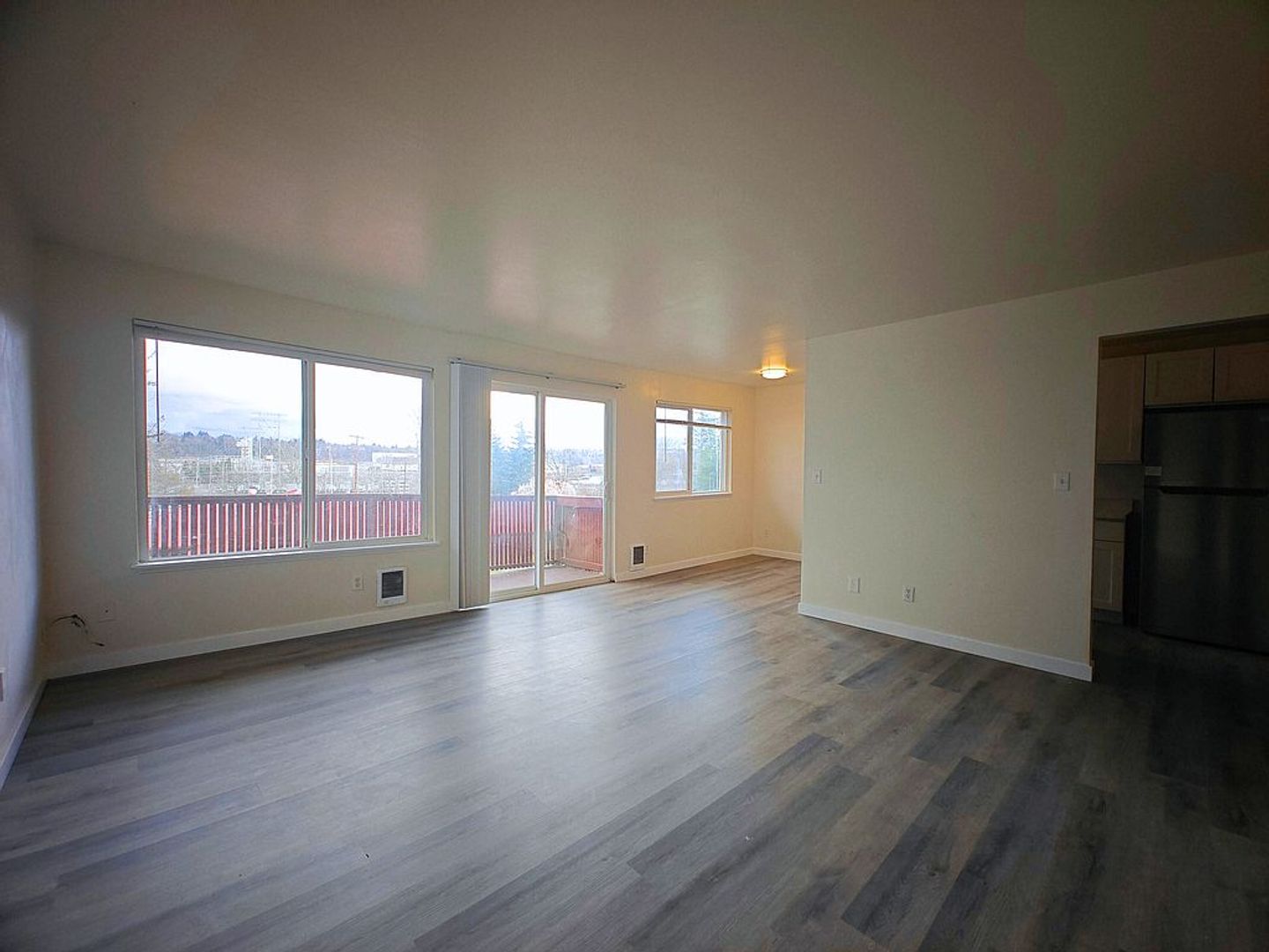 Seattle Apartment: 10002 Des Moines Memorial Dr. S