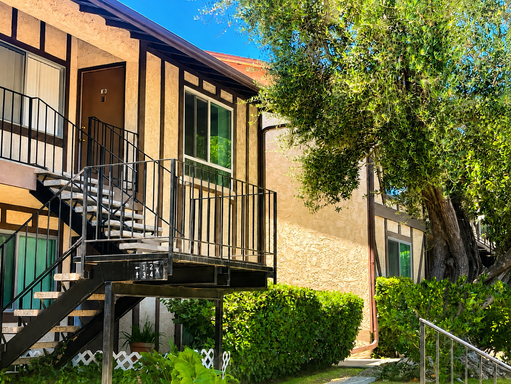 2Bed/2Bath Two Story Apartment in Thousand Oaks – photo 1