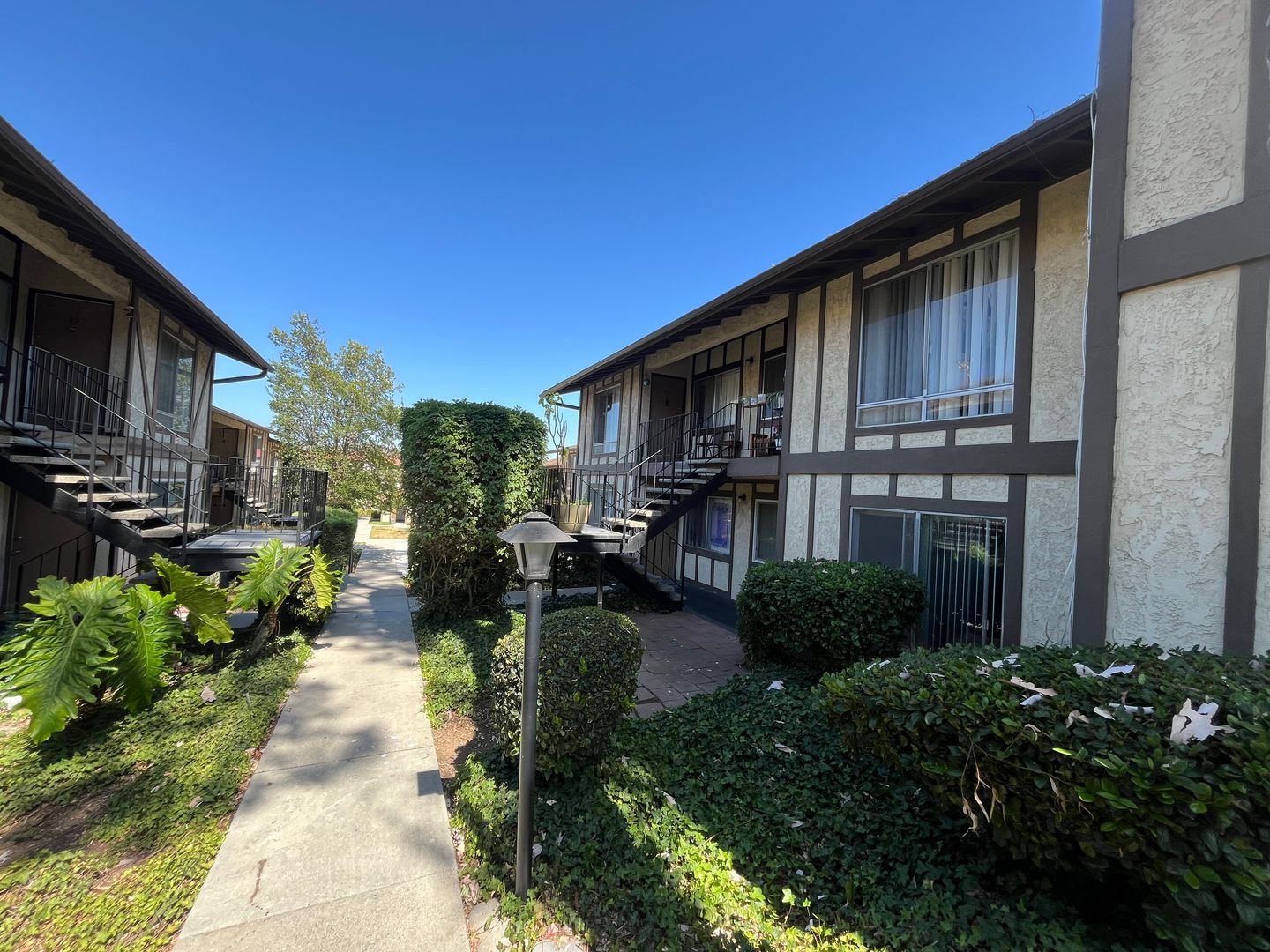 THOUSAND OAKS Apartment: 951 WARWICK AVENUE