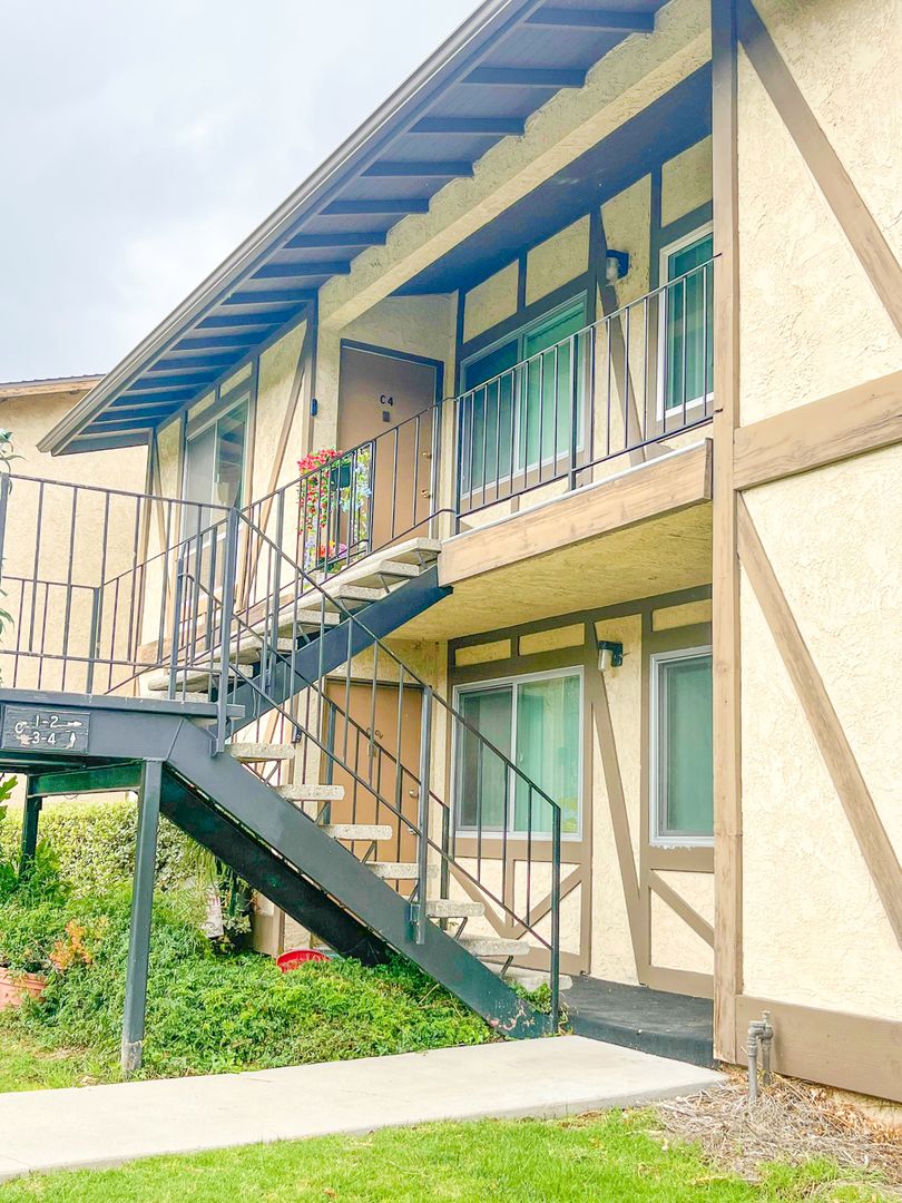 THOUSAND OAKS Apartment: 951 WARWICK AVENUE