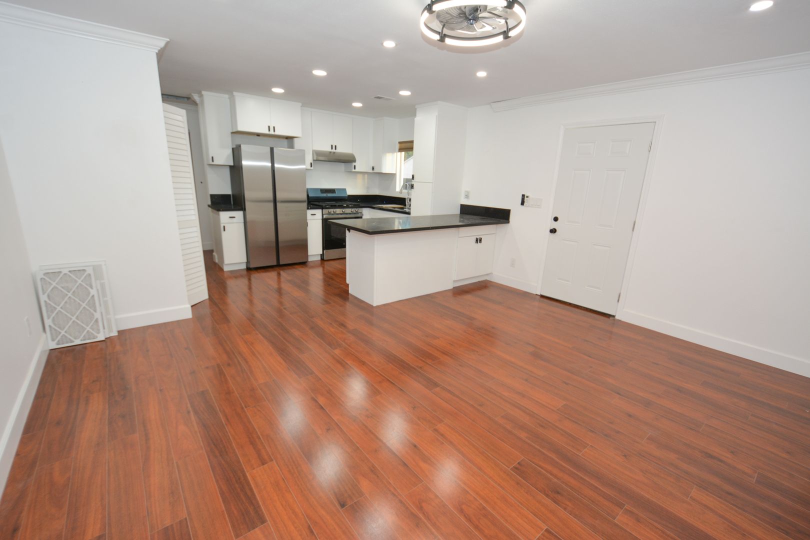 OXNARD House: 938 DOUGLAS AVE #2