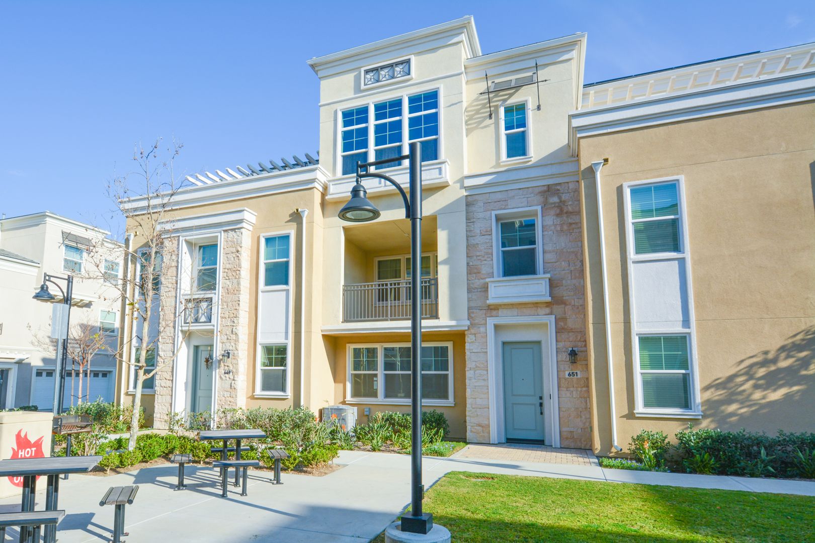 OXNARD Townhome: 649 WINCHESTER DR