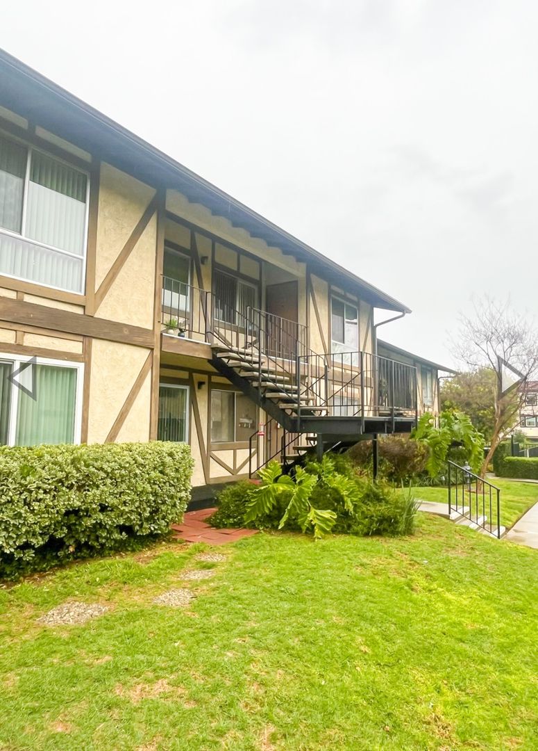 THOUSAND OAKS Apartment: 951 WARWICK AVENUE