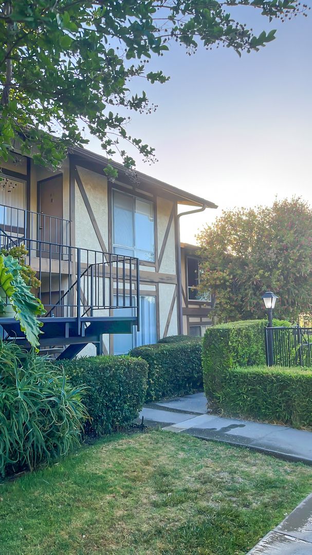 THOUSAND OAKS Apartment: 951 WARWICK AVENUE