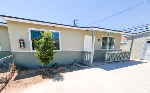 2Bed/1Bath Duplex Unit in Camarillo