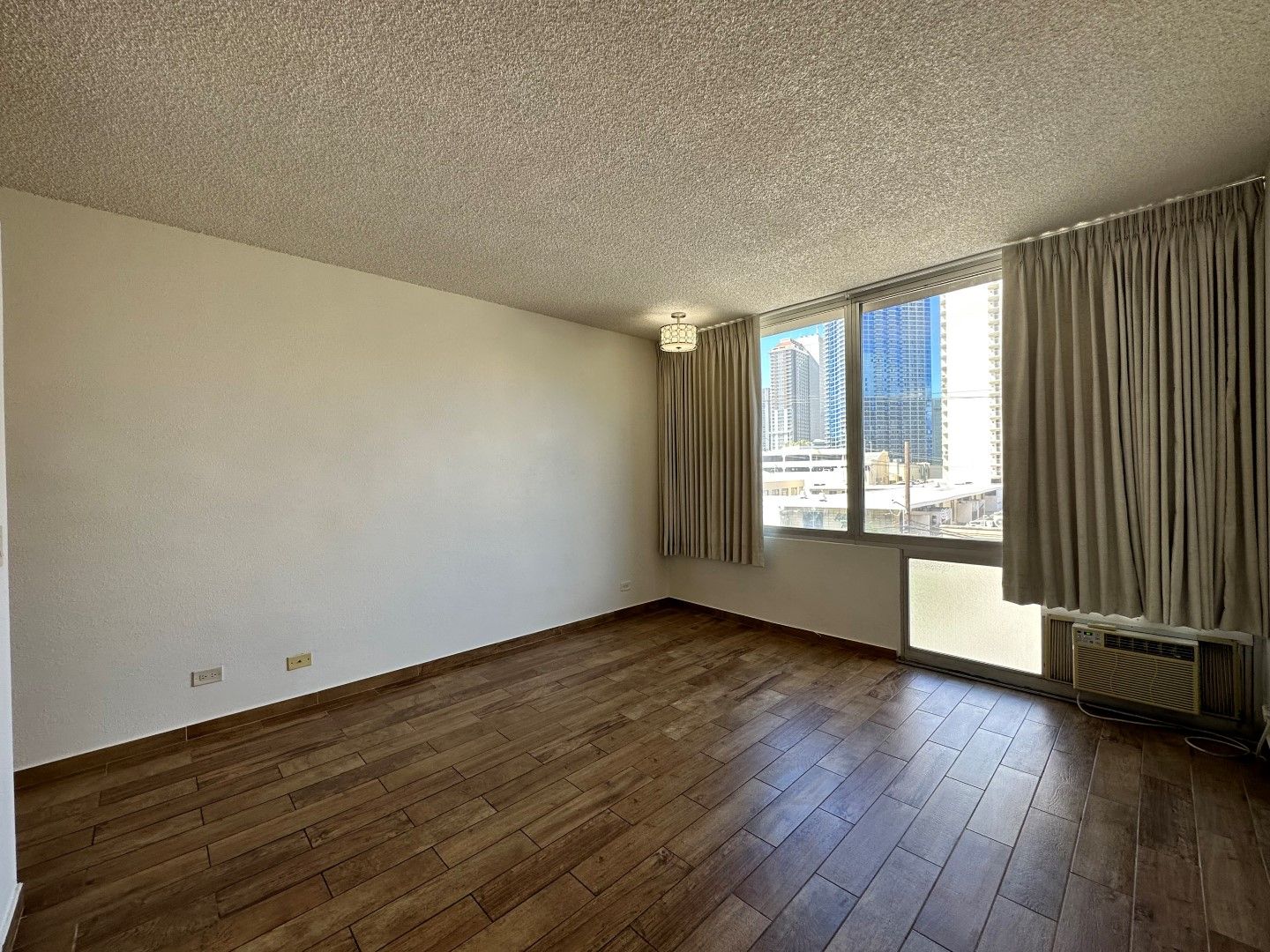 Honolulu Apartment: 1682 Kalakaua Avenue