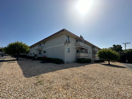Benicia: Top floor 1 bedroom apartment