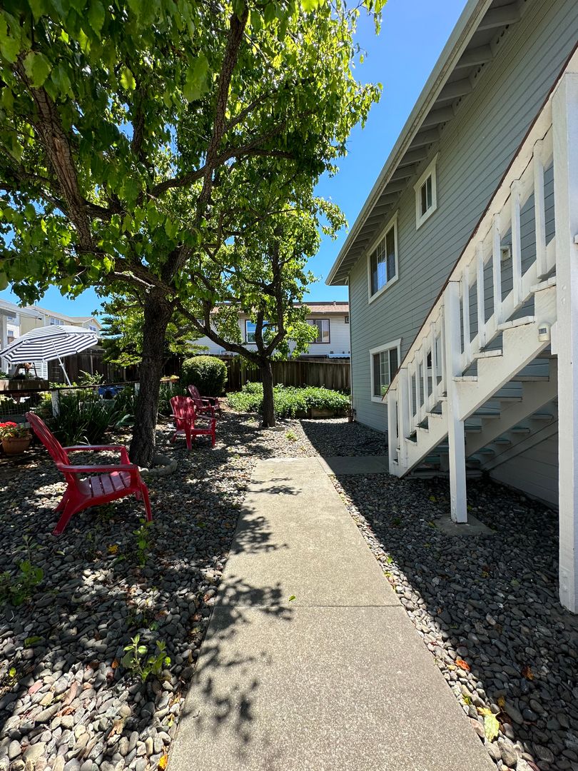 Benicia Condo: 619 Military East