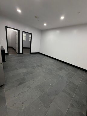 Modern 2-Bedroom in Downtown Lawrence – photo 1