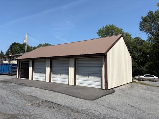 Enclosed 1 Car Garages In A Quiet Residential Neighborhood