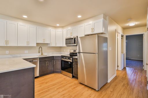 Renovated 2 Bedroom Apartments With Luxury Finishes – photo 1