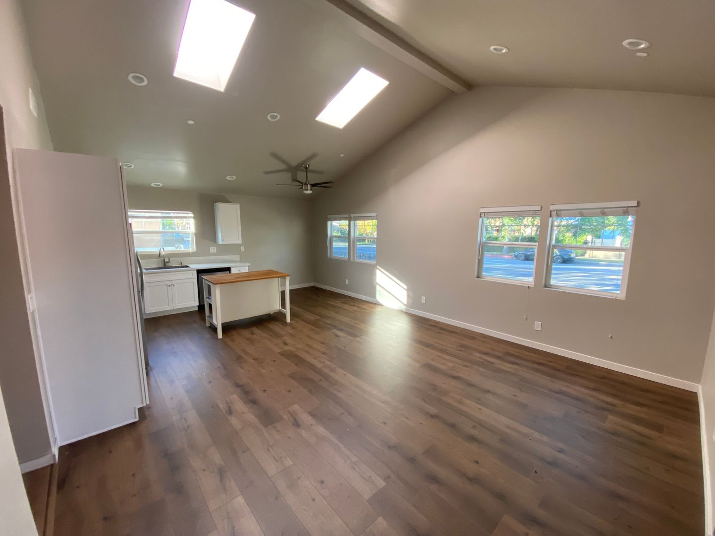 North Hollywood Apartment: 5708 Colfax Ave