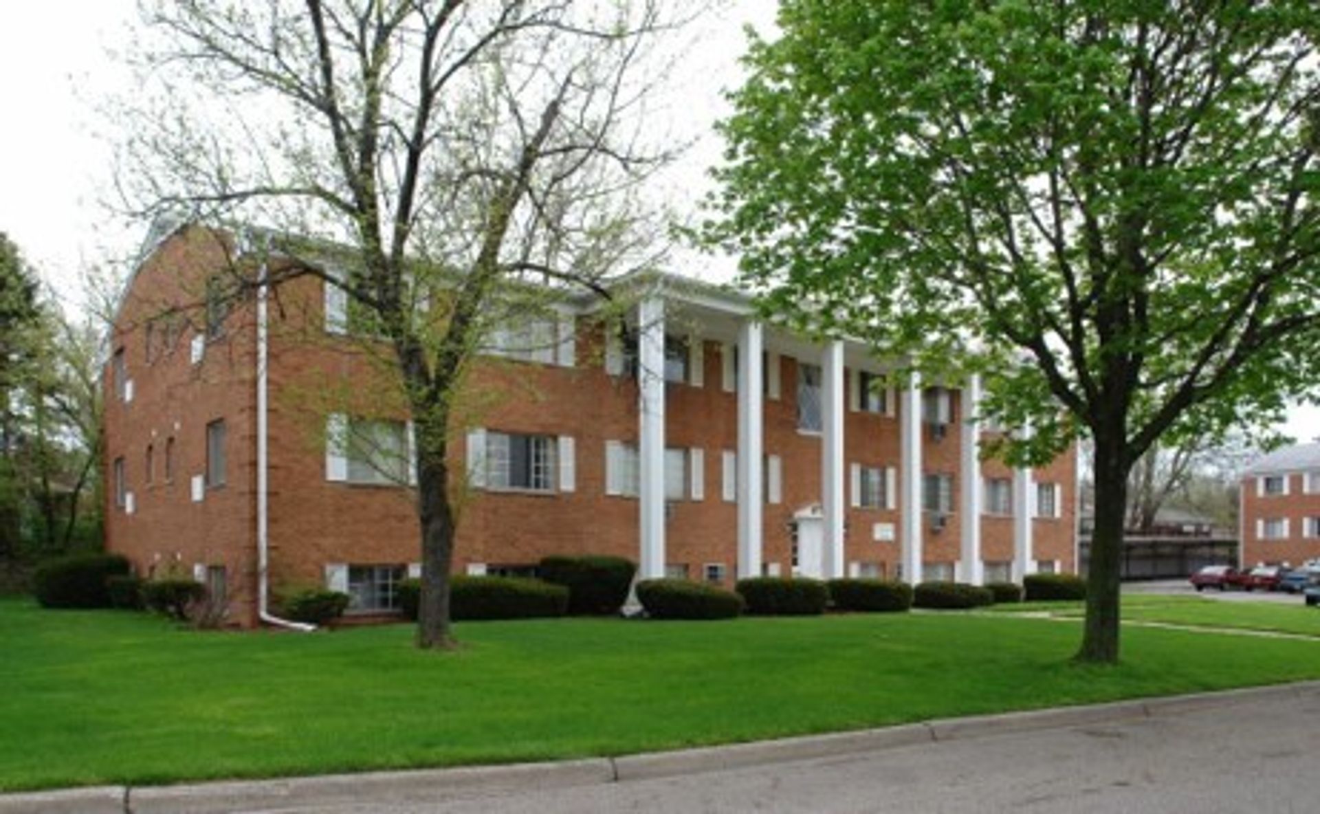Lansing Apartment: 3225-3227 Holiday Dr