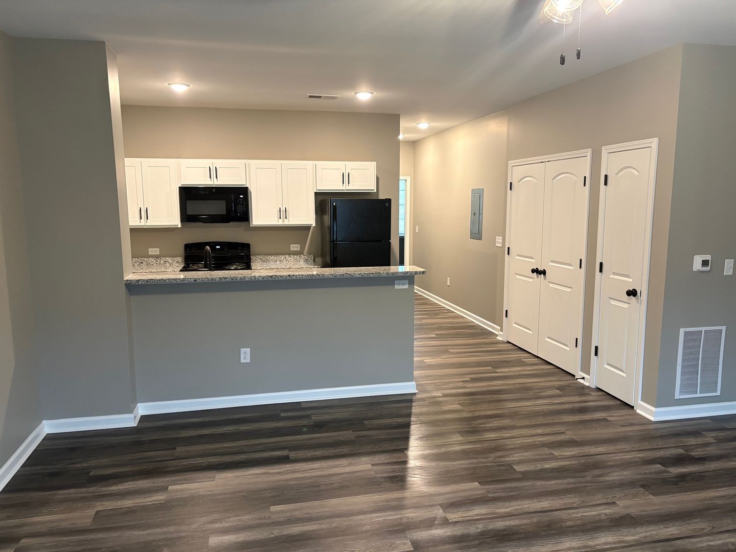 Richmond Apartment: 232 Calumet Dr