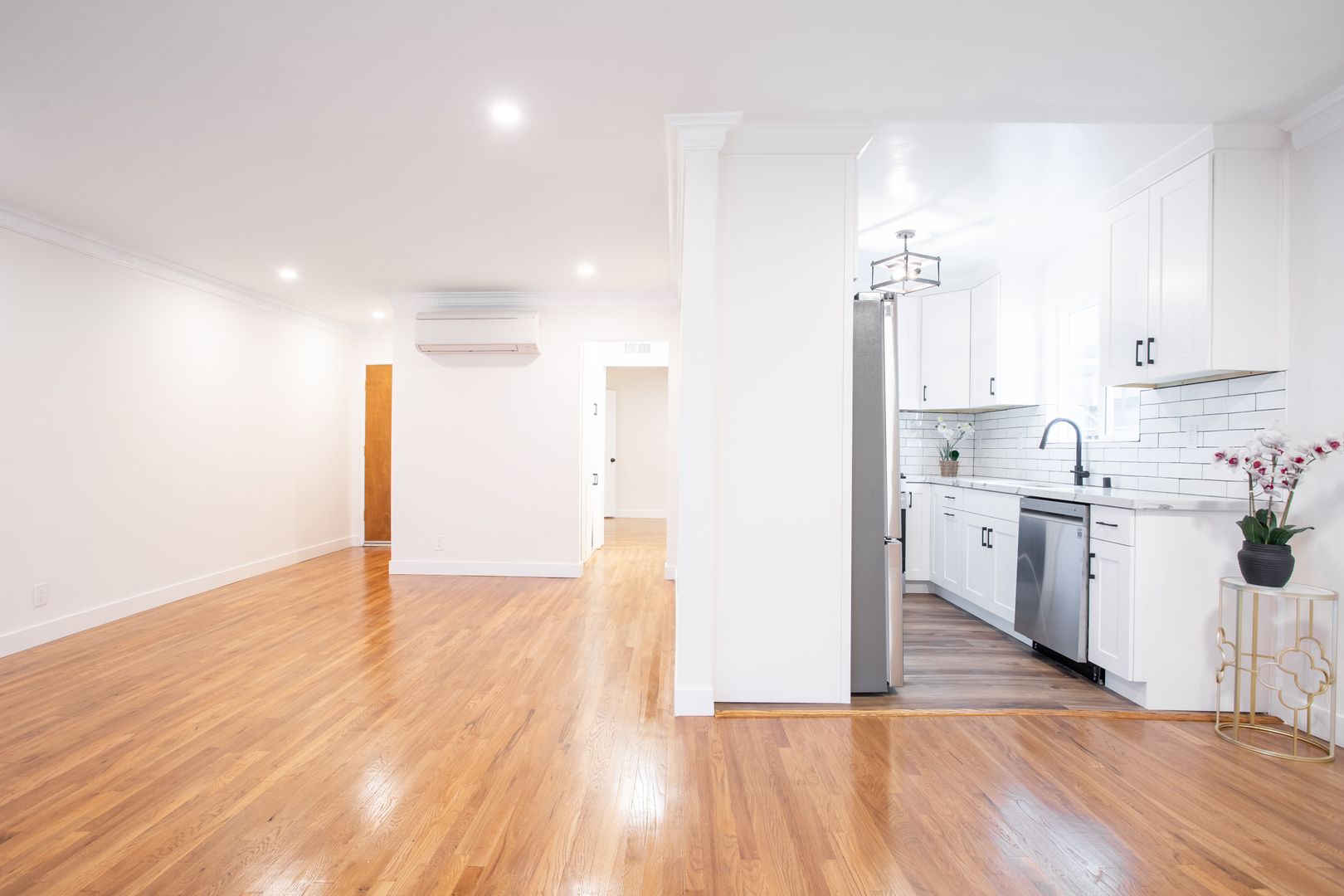 West Hollywood Apartment: 1211 N Detroit St