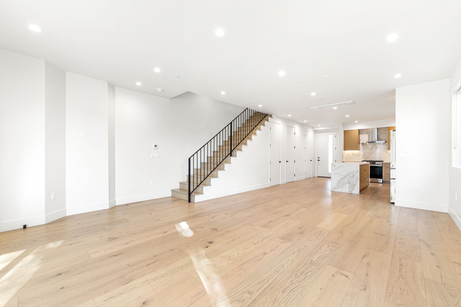 Los Angeles Apartment: 456 N Poinsettia Pl