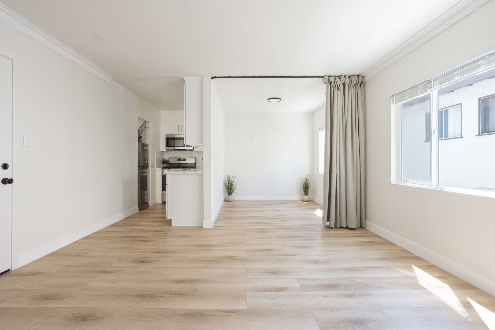 West Hollywood Apartment: 1211 N Detroit St