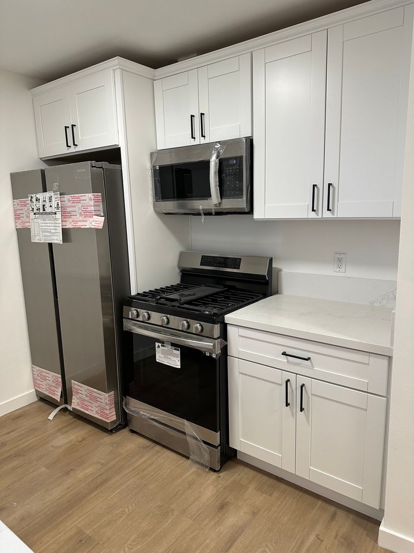 Los Angeles Apartment: 1850 Camden Ave