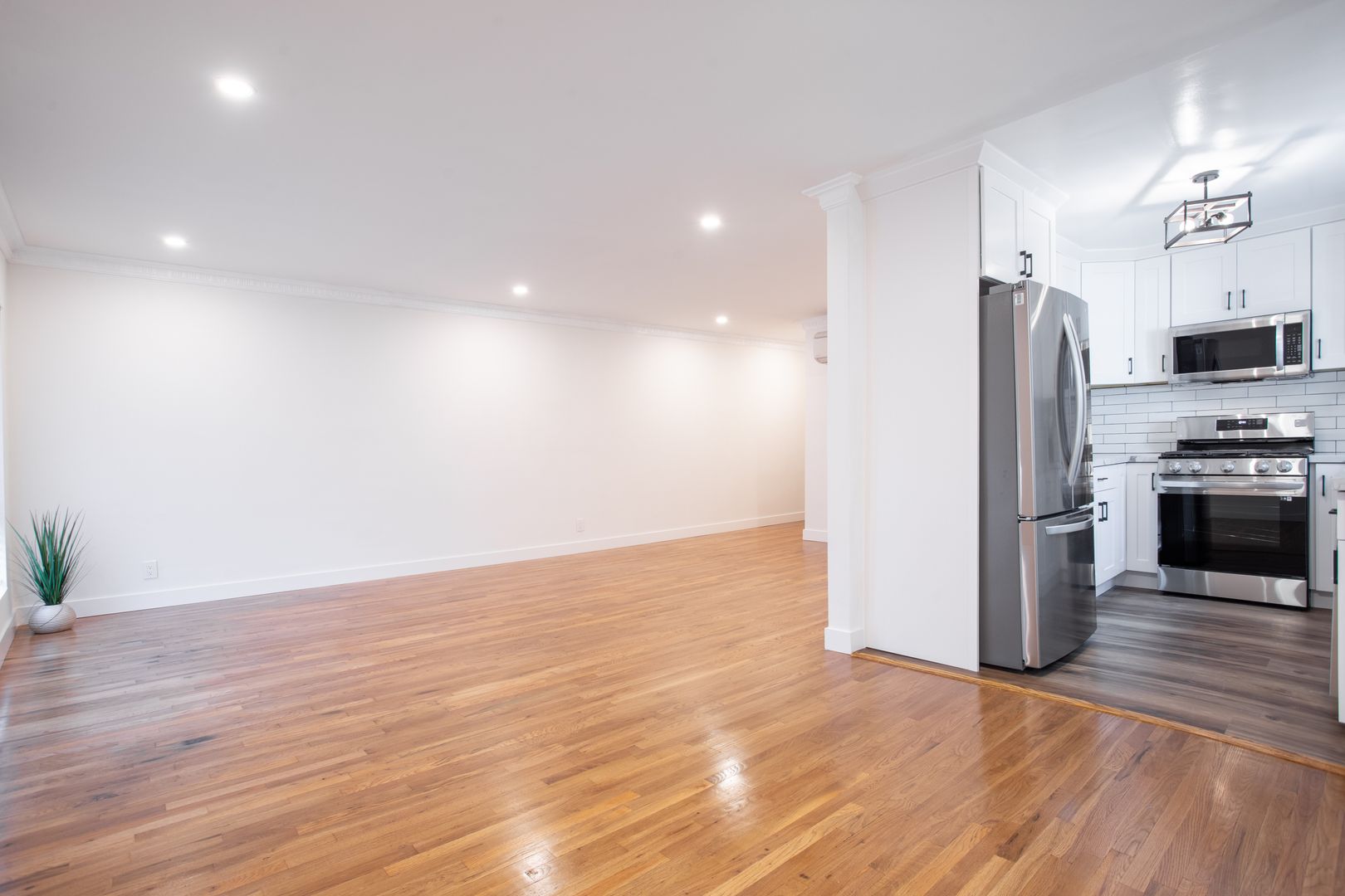 West Hollywood Apartment: 1211 N Detroit St