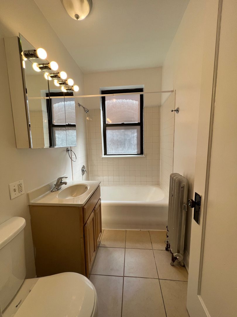 Evanston Apartment: 2129 Ridge Ave