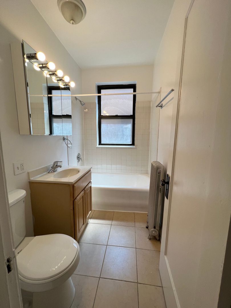 Evanston Apartment: 2129 Ridge Ave