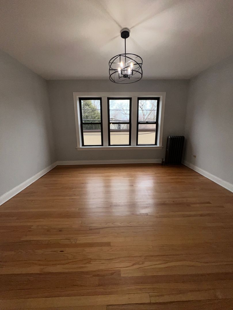 Evanston Apartment: 2121 Ridge Ave