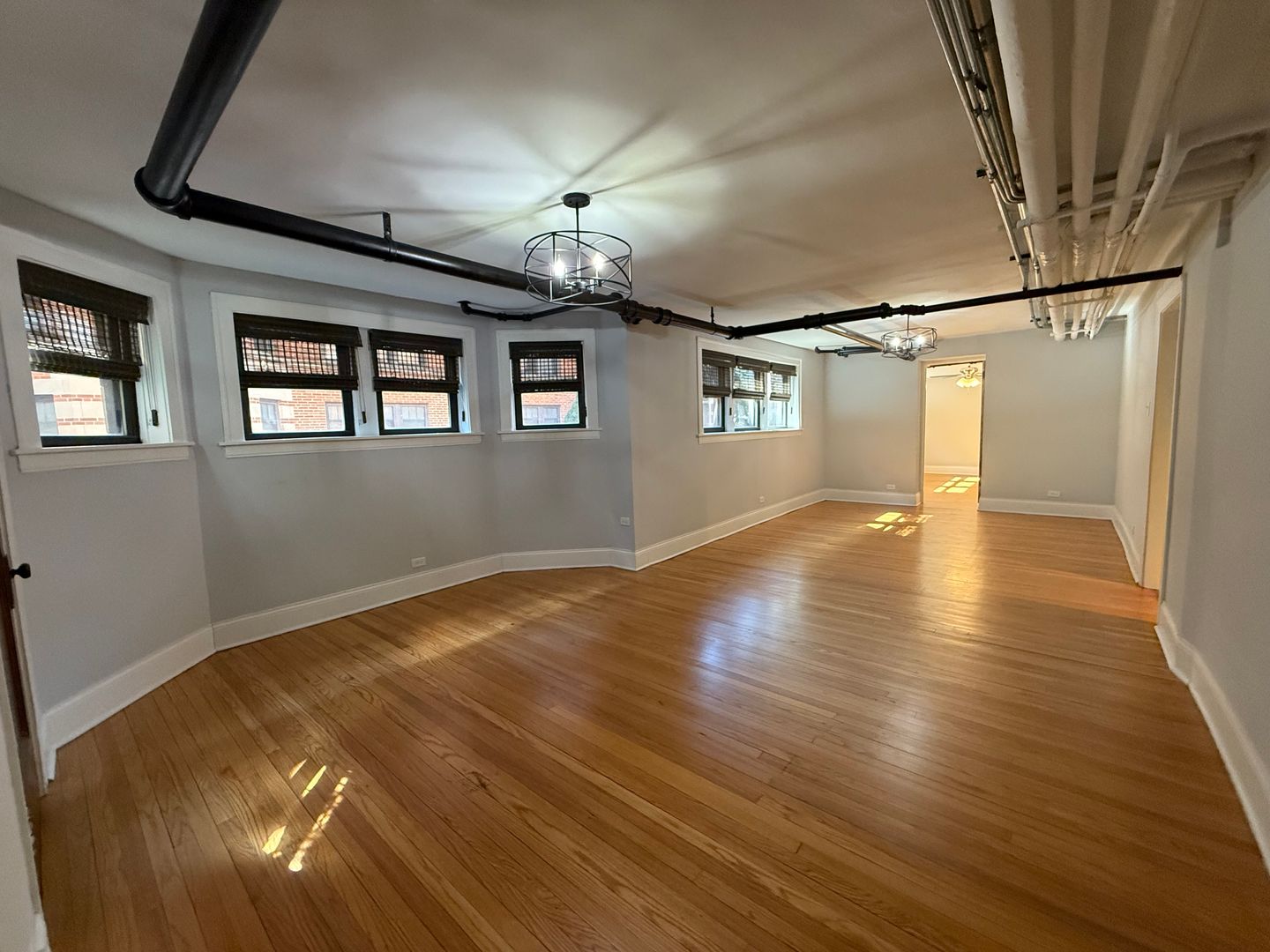 Evanston Apartment: 2121 Ridge Ave