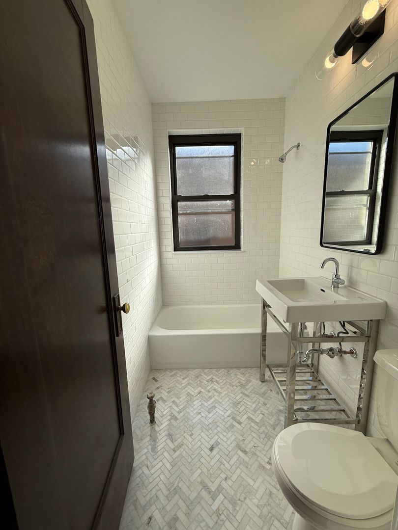 Evanston Apartment: 2129 Ridge Ave