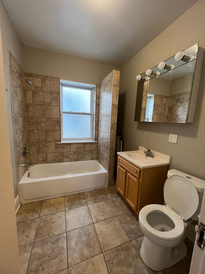 Evanston Apartment: 1509 Hinman Ave