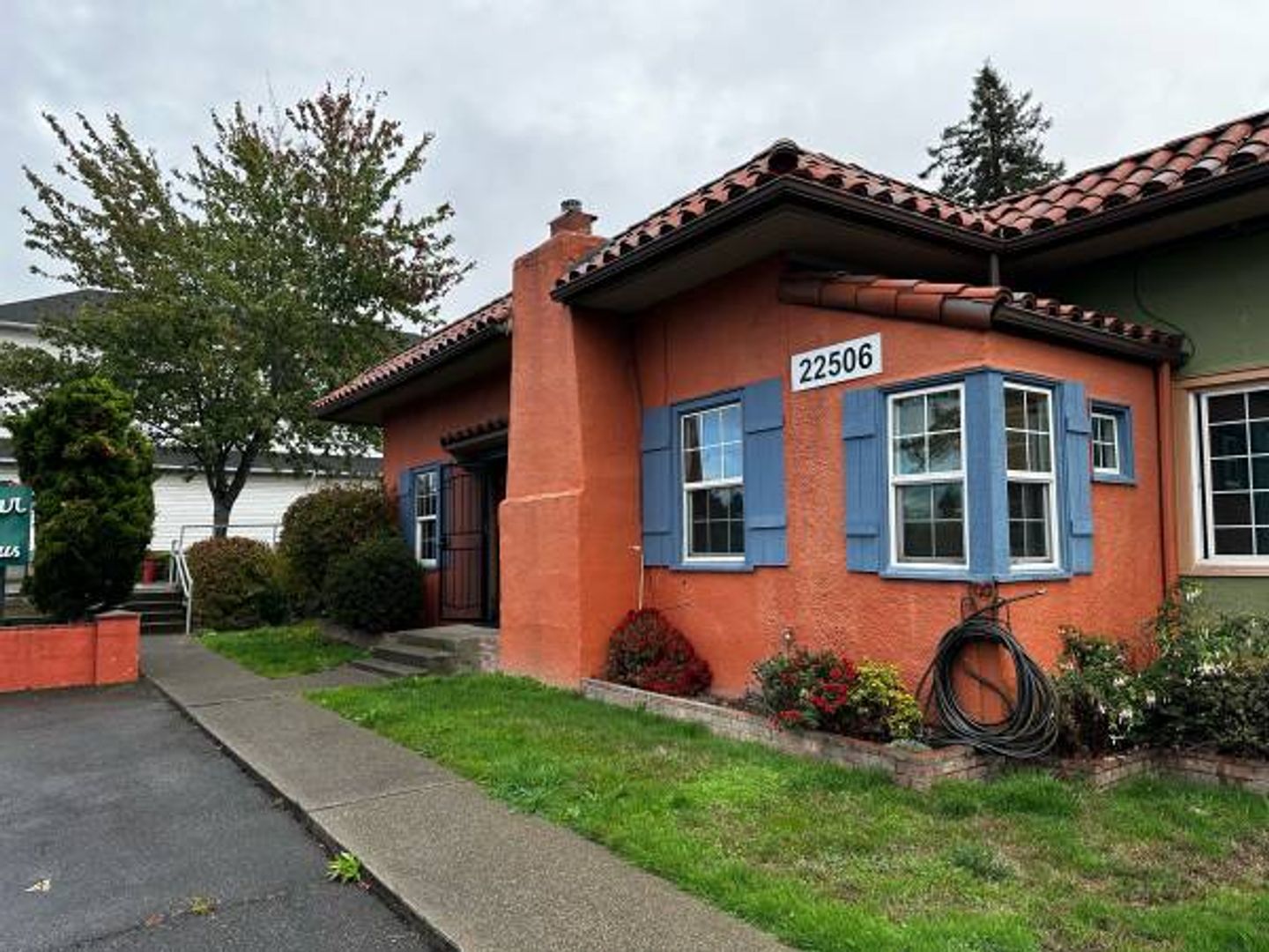 Des Moines Apartment: 22506 7th Ave S