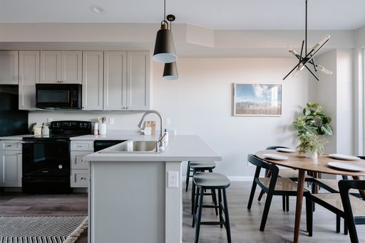 Stunning Townhome near Edgewater – photo 1