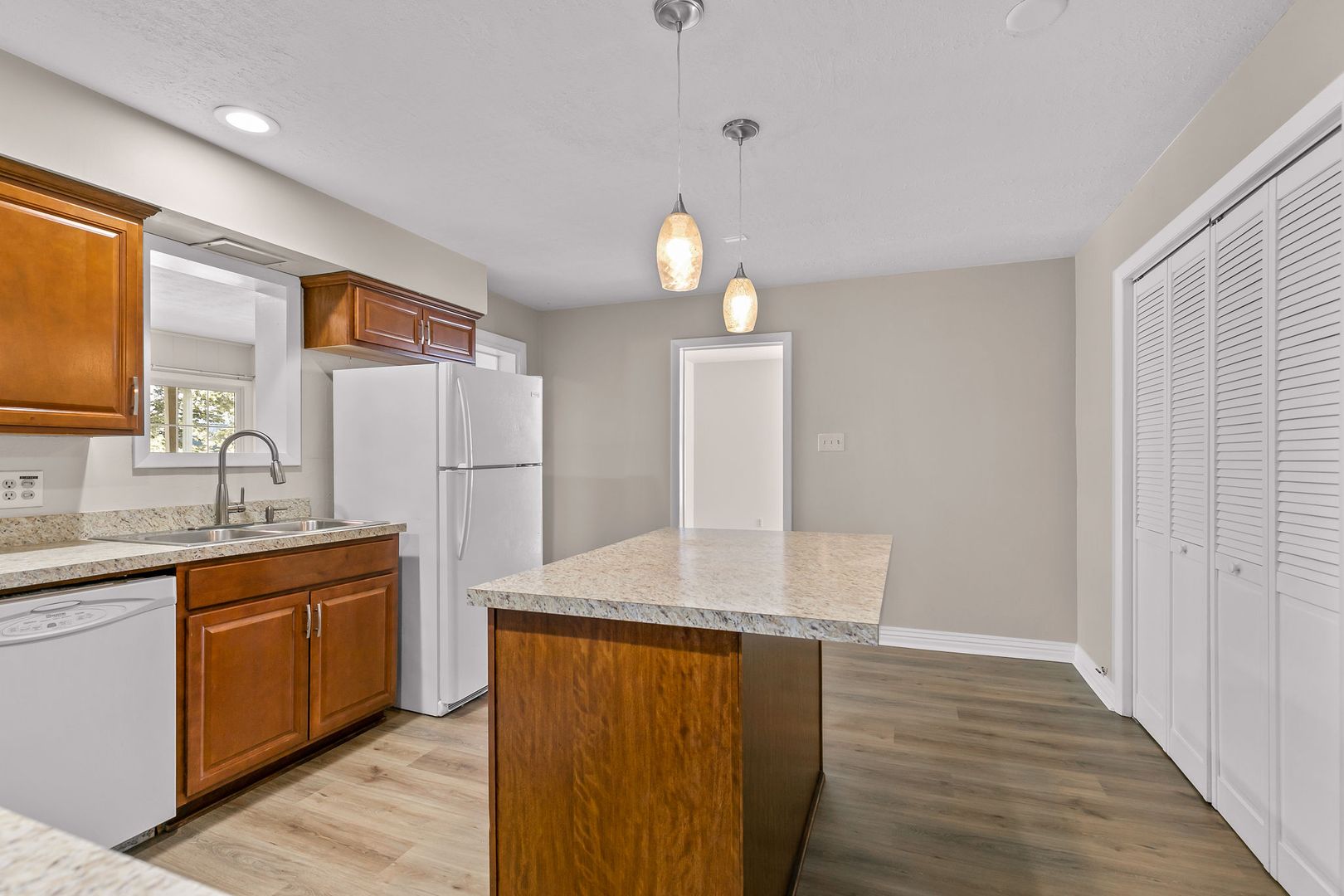 732 S Main Ave 11 of 12
