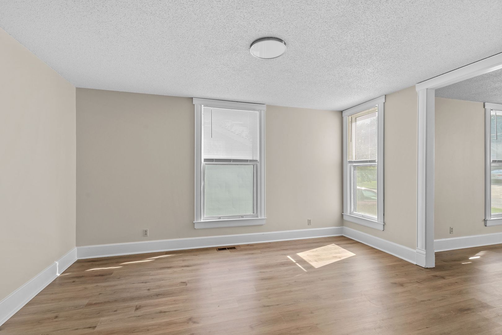 732 S. Main Ave 10 of 12