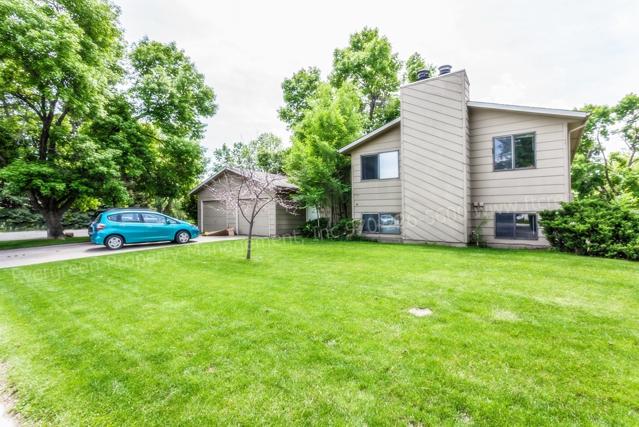 Fort Collins Apartment: 915/917 Camelot Court
