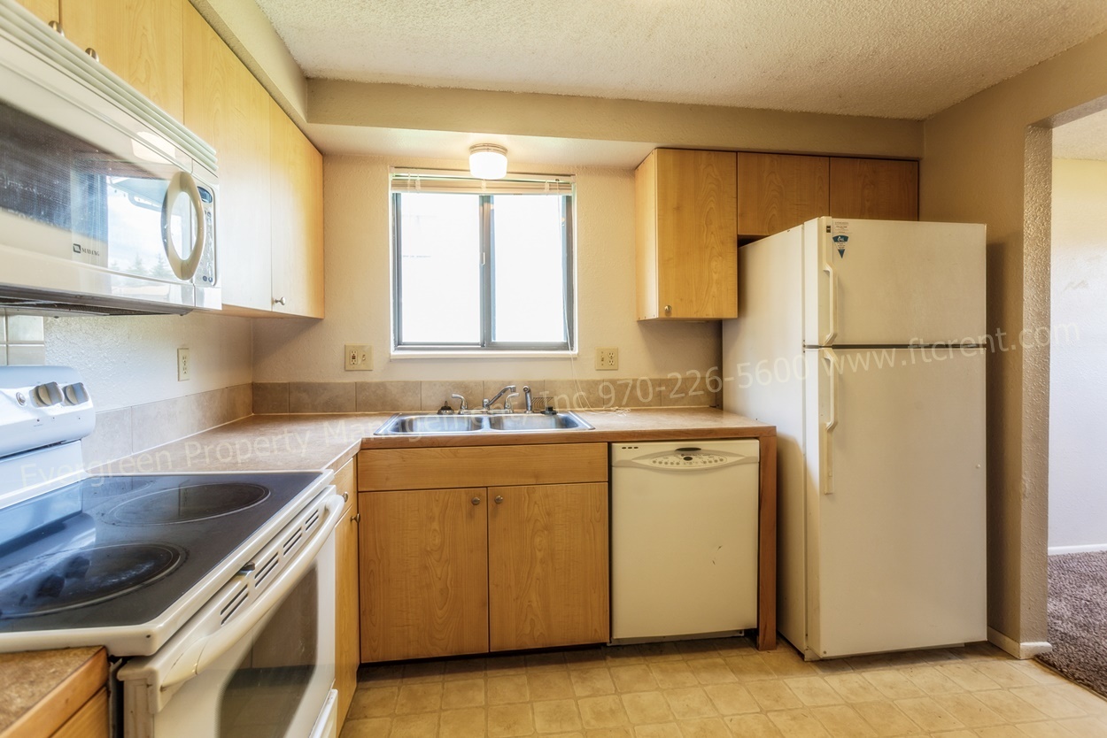 Fort Collins Apartment: 915/917 Camelot Court