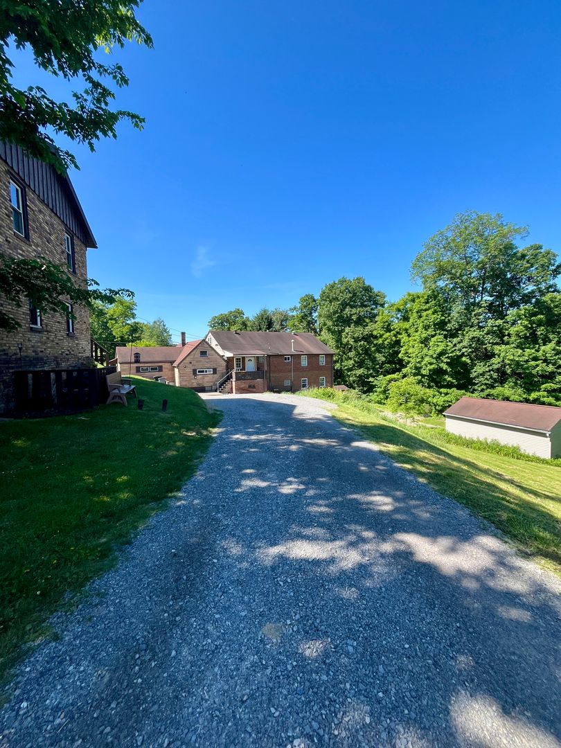 Ambridge Apartment: 3097 Woodland Road