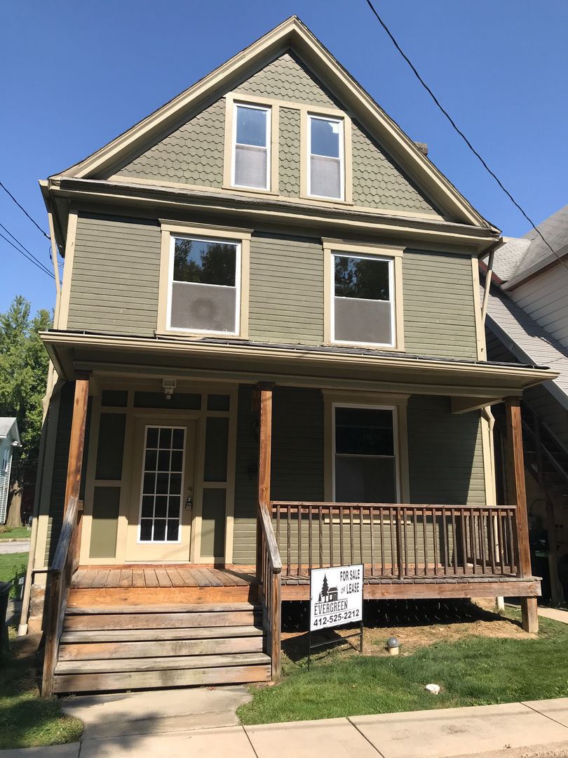 Butler House: 208 E Walnut Street